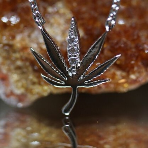 14kt White Gold Dipped Swarovski Cannabis Leaf - Picture 2 of 8